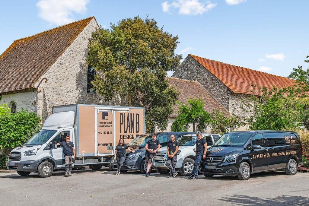 Photo de groupe de l'équipe de Plan B Design avec leurs véhicules